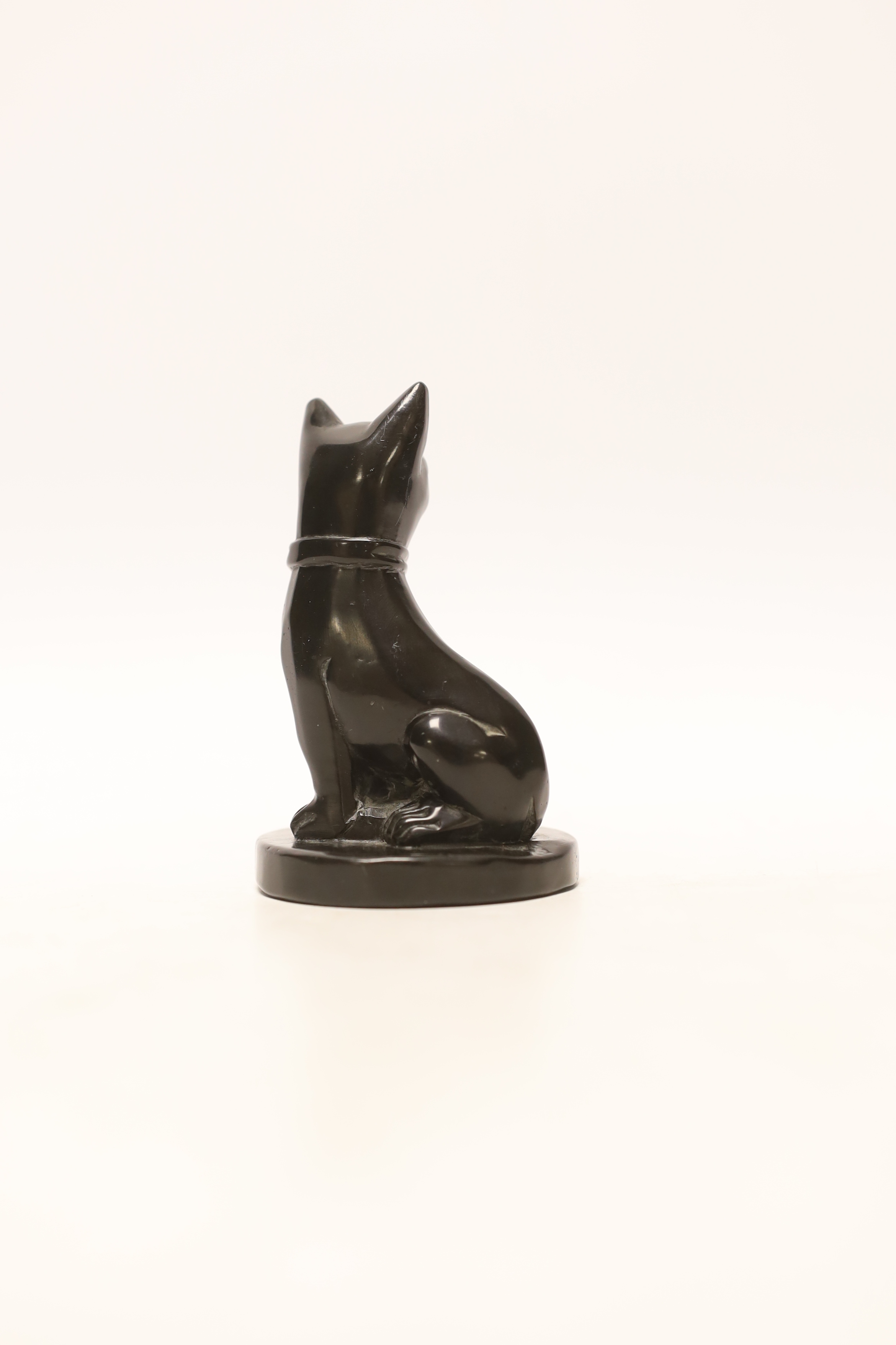 A polished jet carved cat, 8.5cm